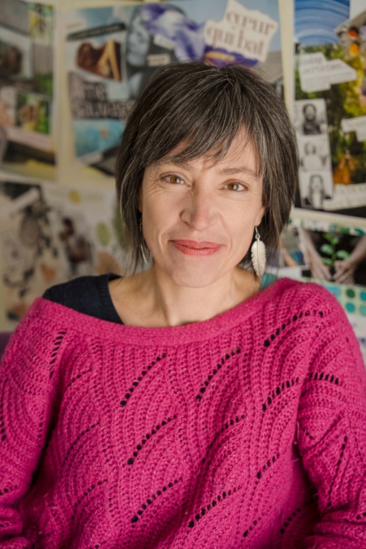 Photo Martine Brémond pour la page d'accueil de Fileuse d'Histoires. Femme assise avec un pull rose framboise Photo Martine Brémond pour la page d'accueil de Fileuse d'Histoires. Femme assise sur un siège avec un livre dans les mains.